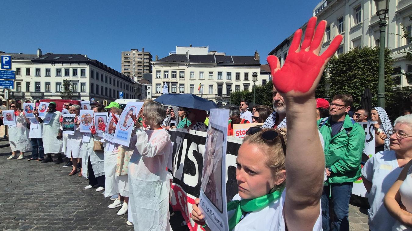 <p>In der Rue de la Loi in Brüssel werden die Namen von 69.000 Opfern des Gaza-Konflikts verlesen – ein stiller Protest niederländischer Aktivisten.</p>