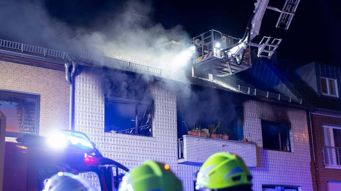<p>Kräfte der Feuerwehr löschen einen Brand im ersten Stock eines Wohnhauses.</p>