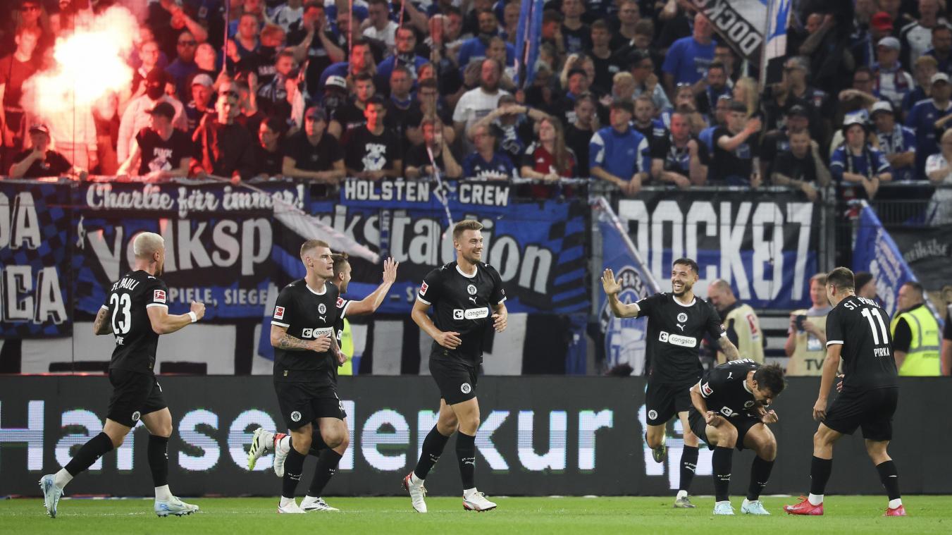 <p>Unterschiedliche Gefühlswelten: Vor der Hamburger Nordtribüne feiert St.Pauli sein 1:0.</p>
