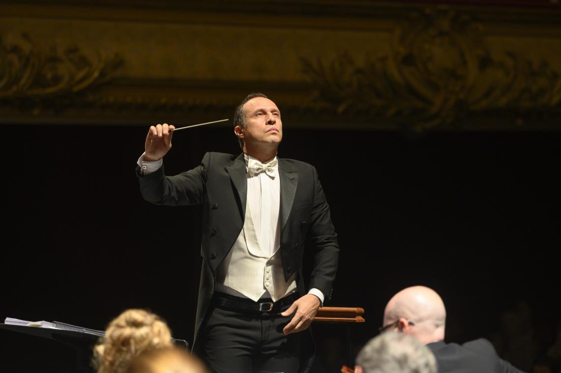 <p>Seit 2022 ist Giampaolo Bisanti Chefdirigent an der Oper in Lüttich. Vor wenigen Tagen wurde der Vertrag mit dem 53-jährigen Italiener bis Juni 2031 verlängert.</p>