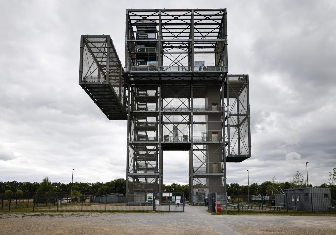 <p>Der Indemann ist ein 36 Meter hoher Aussichtsturm im Tagebau Inden. 216 Stufen führen im Innern bis zur obersten Plattform in 36 Meter Höhe.</p>