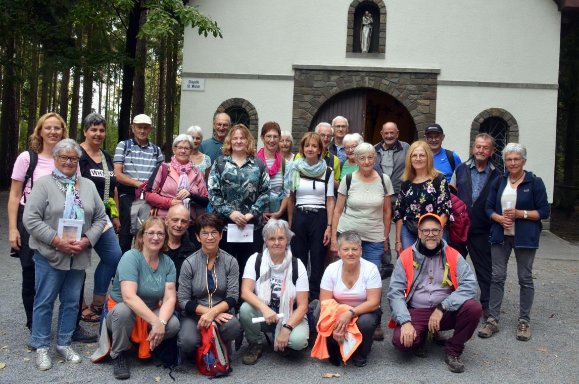 <p>Die Fußpilgergruppe: 26 Personen, darunter sieben neue, machten sich zu Fuß auf den Weg nach Banneux.</p>