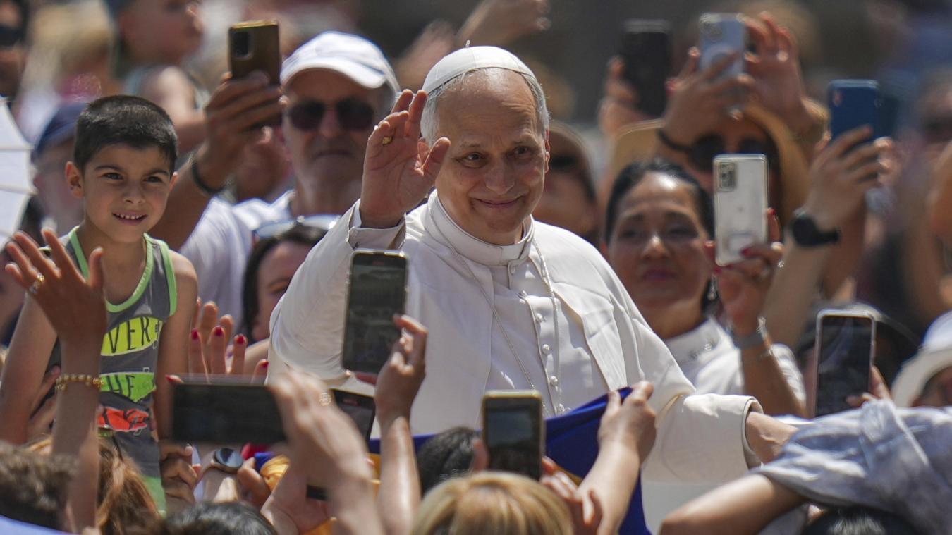 <p>Papst Leo XIV. fährt über den Petersplatz im Papamobil nach einer Messe im Petersdom im Rahmen eines Sportjubiläums.</p>