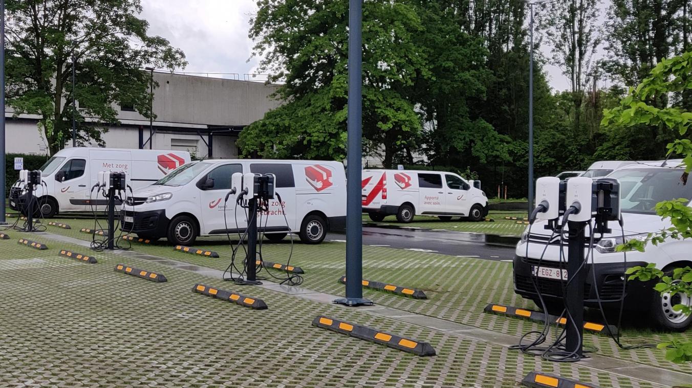 <p>Auf dem Parkplatz des Verteilungszentrums in der Brüsseler Gemeinde Evere werden E-Fahrzeuge geladen: Bpost macht Brüssel zur grünen Vorreiterstadt.</p>