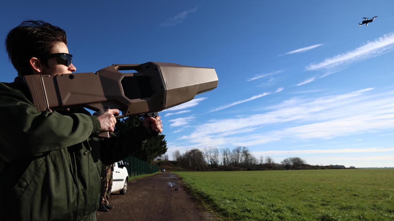 <p>Elektronische Drogenabwehr: Eine Dronegun (Anti-Drohnen-Gewehr) richtet gebündelte Störsignale auf das Ziel.</p>