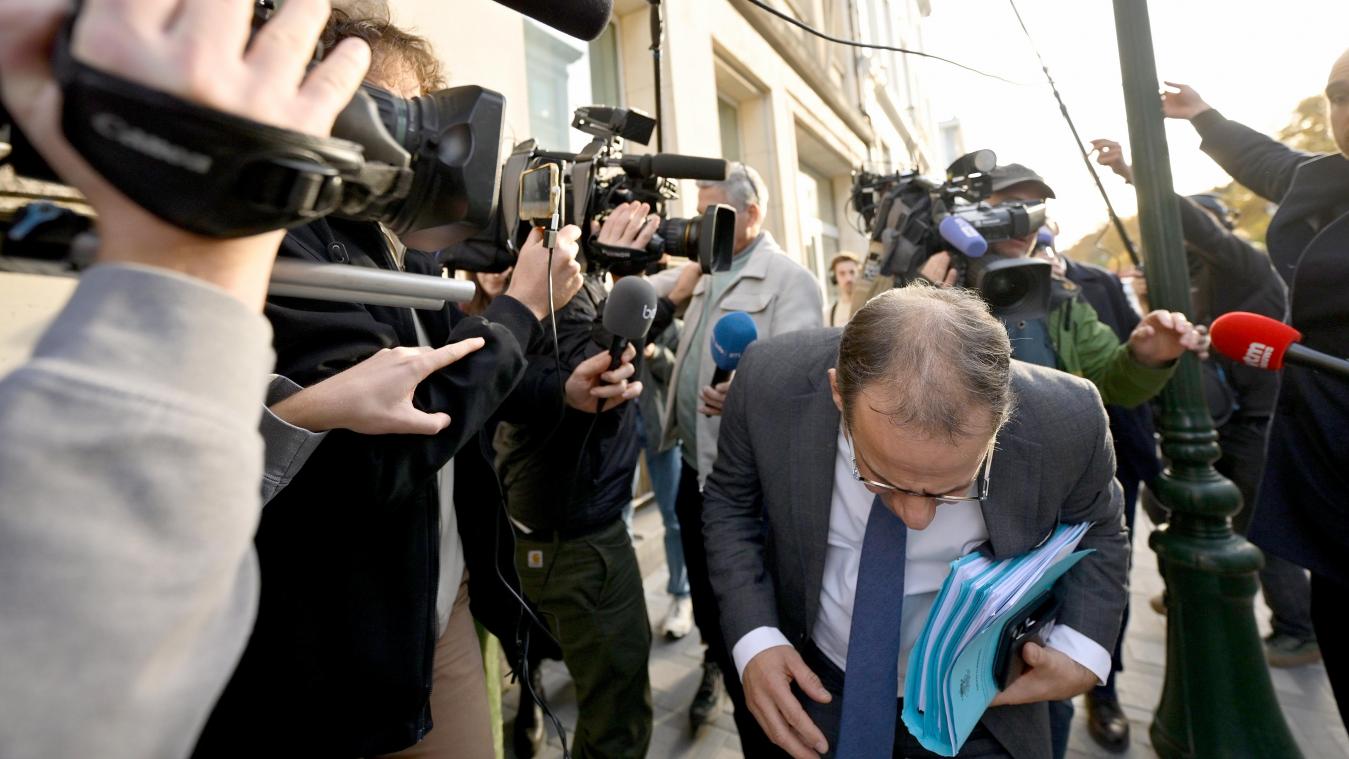 <p>„Spießrutenlaufen“ für MR-Vizepremier Clarinval in der Pressemeute, die ihn nach dem Vier-Augen-Gespräch mit De Wever aufwartete.</p>