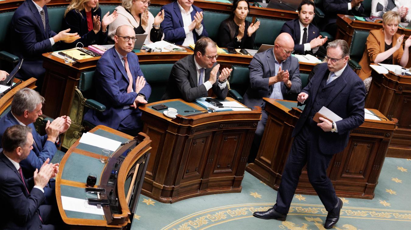 <p>Im Kammerplenum rief Premier De Wever (r.) seine Koalitionspartner zur Verantwortungsbereitschaft auf.</p>