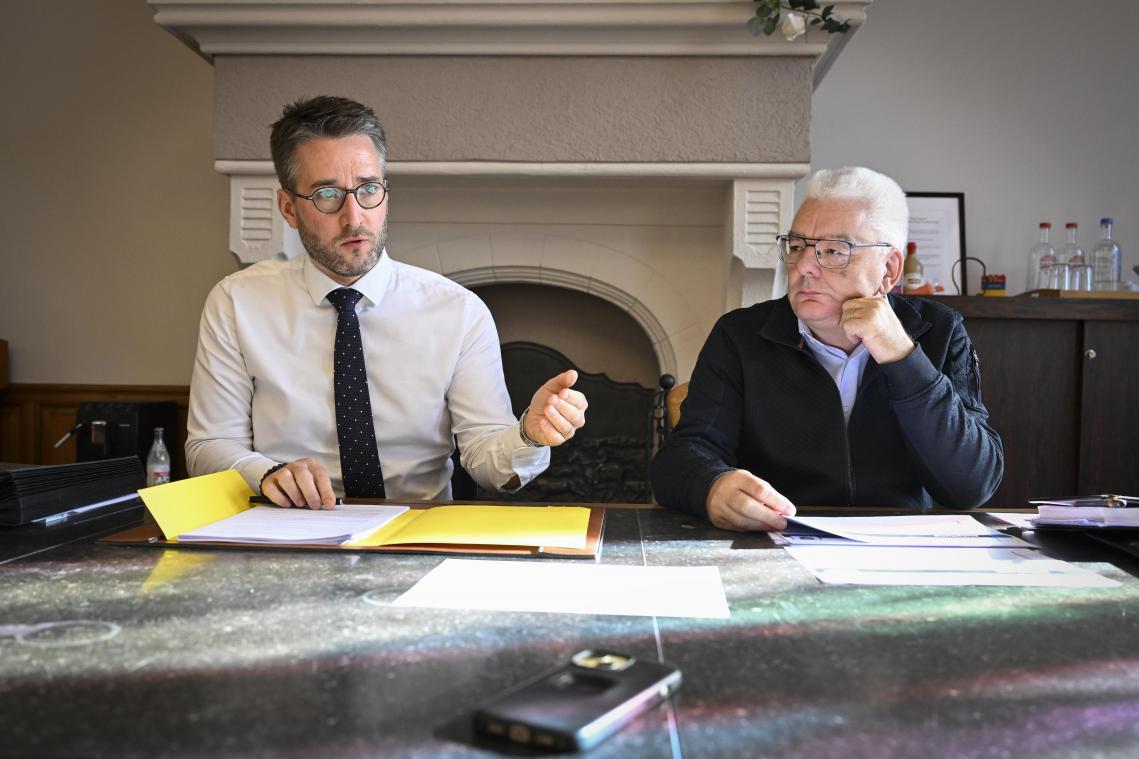 <p>Bürgermeister Daniel Hilligsmann und ÖSHZ-Präsident Freddy Renier (v. l., beide Elan) sehen die Gemeinde durch die Arbeitsmarktreform vor großen finanziellen Herausforderungen.</p>