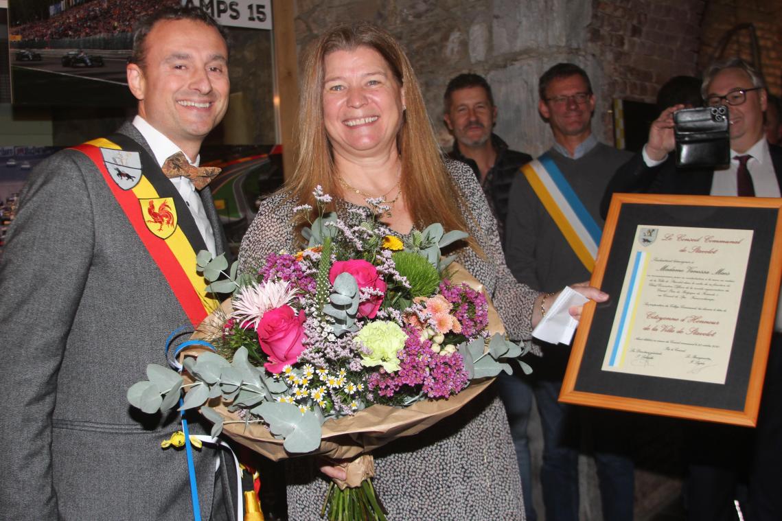 <p>Bürgermeister Fabien Legros würdigte Vanessa Maes.</p>
