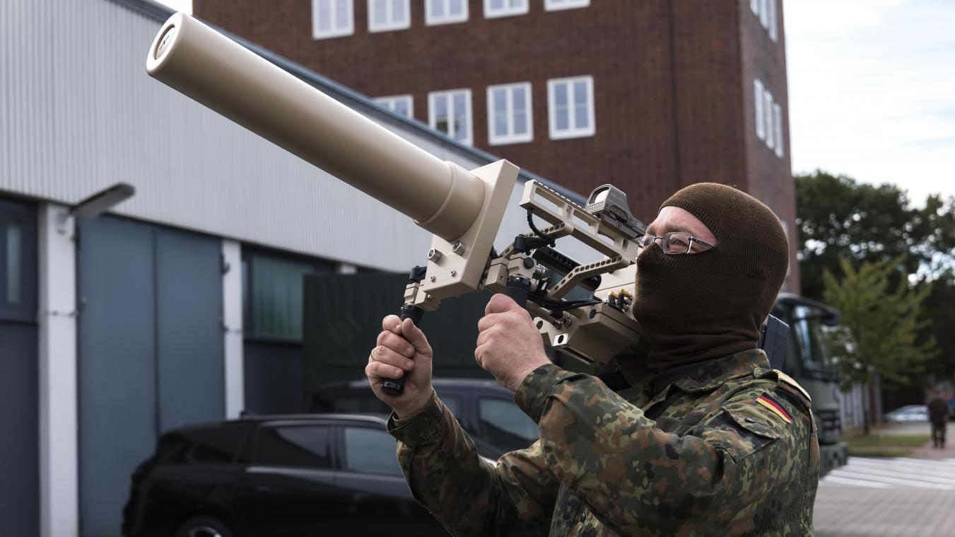 <p>Drohnenabwehr: ein deutscher Bundeswehrsoldat mit einem Jammer vom Typ HP47</p>