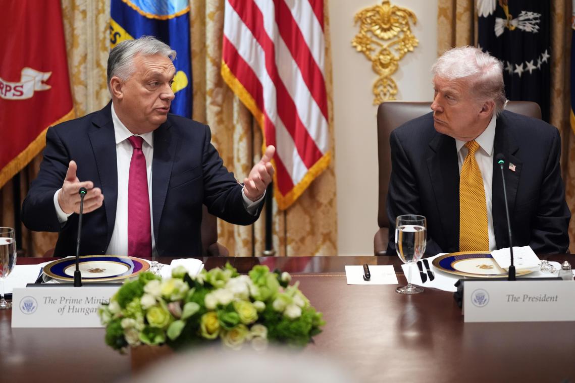 <p>US-Präsident Donald Trump (r) trifft sich mit dem ungarischen Ministerpräsidenten Viktor Orban im Kabinettssaal des Weißen Hauses.</p>