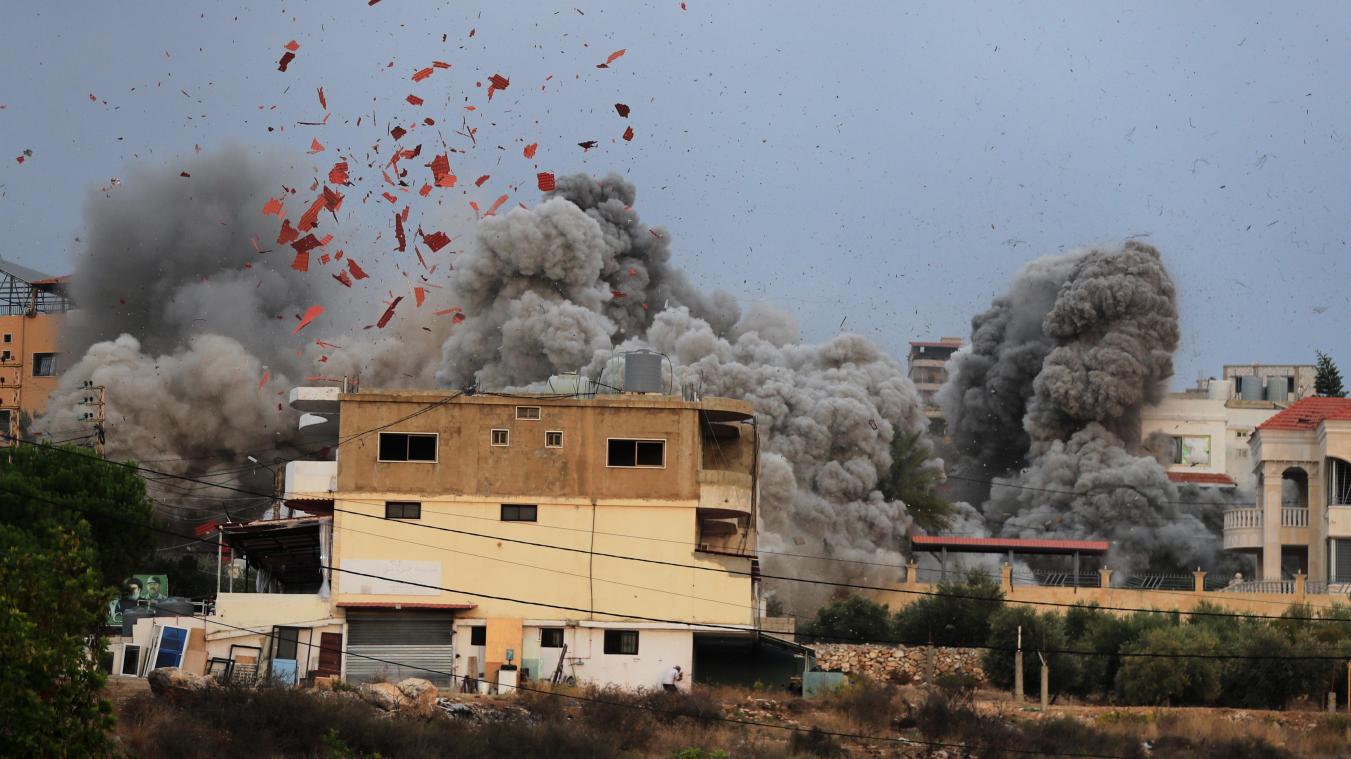 <p>Nach einem israelischen Luftangriff auf das Dorf Teir Debba im Südlibanon steigt Rauch auf.</p>