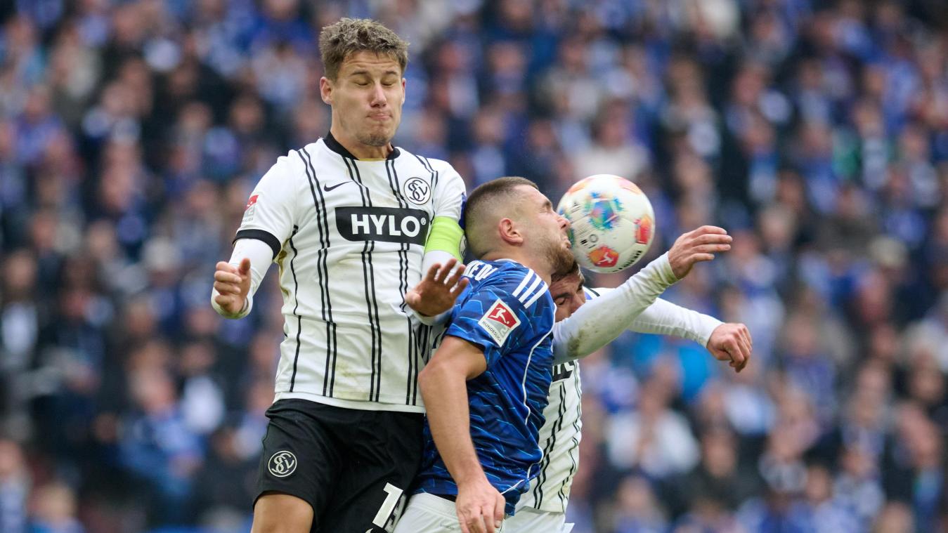 <p>Hasan Kuruçay (FC Schalke 04) und Torwart Frank Lehmann (SV 07 Elversberg, l.) und Łukasz Poręba (SV 07 Elversberg) in Aktion.</p>