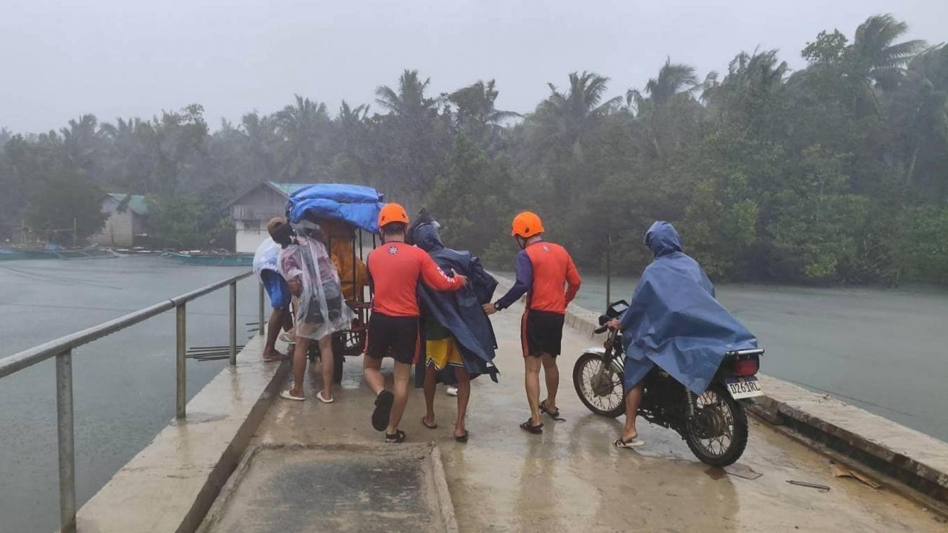 <p>Rettungskräfte evakuieren Menschen in der Provinz Quezon im Osten der Philippinen, als der Taifun Fung-wong auf das Land trifft.</p>
