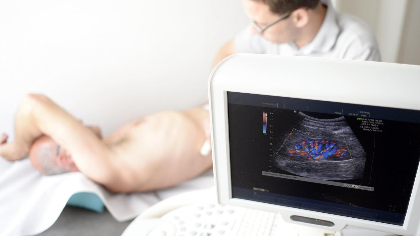 <p>Ein Mediziner untersucht die Niere eines Patienten mit einem Ultraschallgerät.</p>