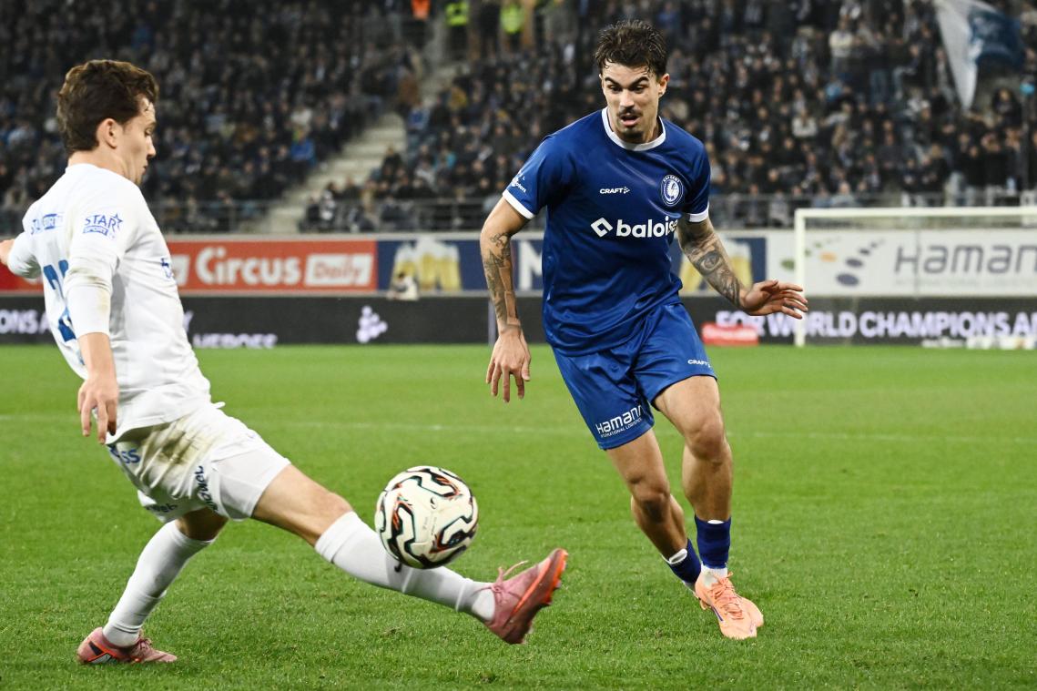 <p>Genks Konstantinos Kos Karetsas im Zweikampf mit dem Genter Tiago Araujo</p>