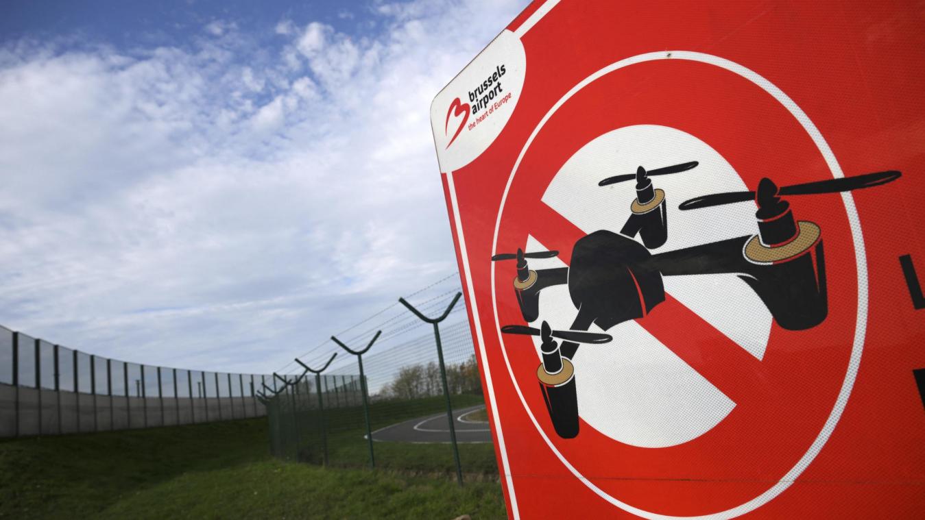 <p>Ein Schild mit der Aufschrift „No drone zone“ am Flughafen in Zaventem</p>