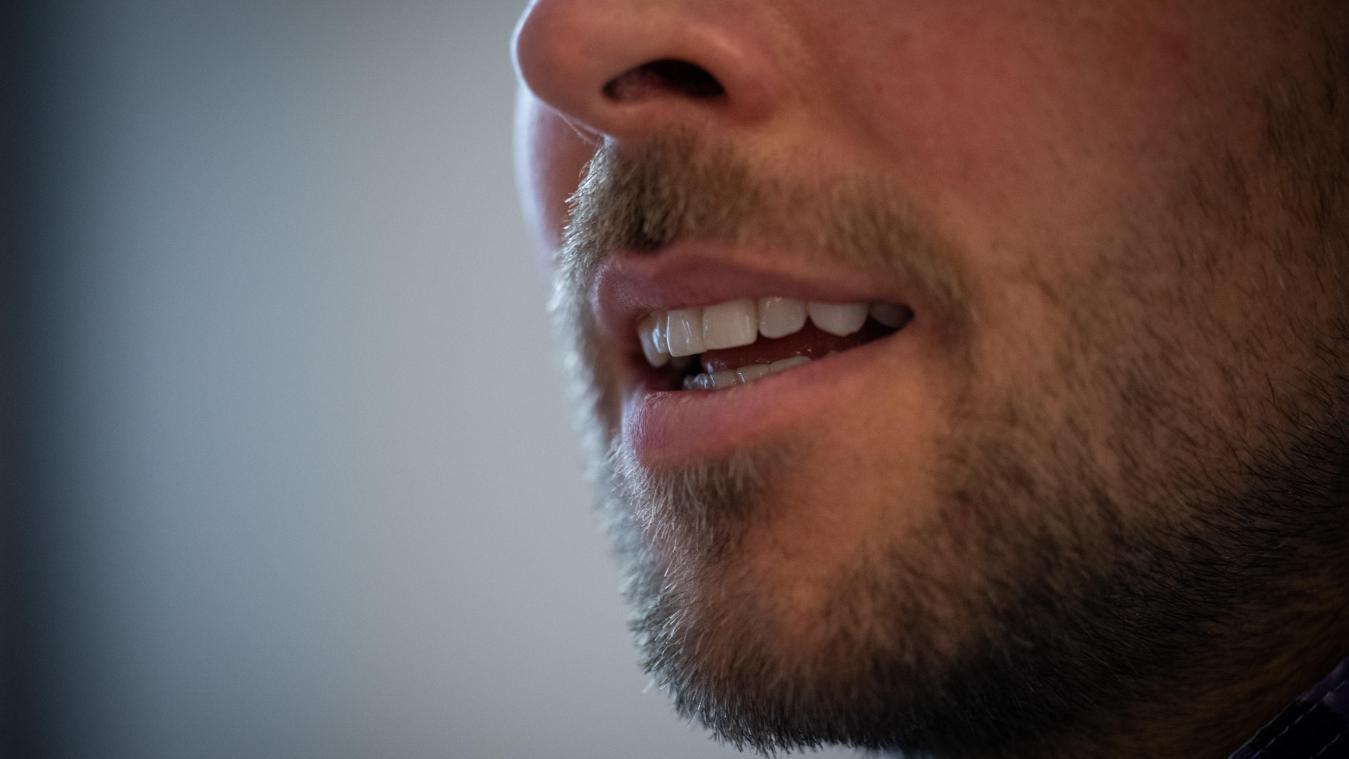 <p>Ein Mann spricht: Mehrsprachigkeit kann die kognitive Alterung verzögern.</p>