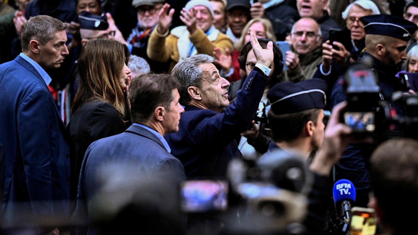 <p>Frankreichs ehemaliger Präsident Nicolas Sarkozy (Mitte) winkt seinen Anhängern zu, als er seinen Wohnsitz verlässt, um sich im Gefängnis La Sante einzufinden, wo er zu einer fünfjährigen Haftstrafe verurteilt wurde. Nun kommt er wieder frei.</p>