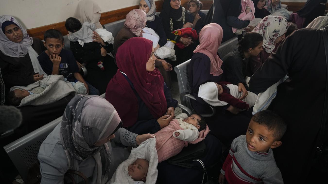 <p>Palästinensische Gebiete, Stadt Gaza: Palästinensische Frauen warten in einem Gesundheitszentrum in Stadt Gaza auf Impfungen für ihre Kinder.</p>
