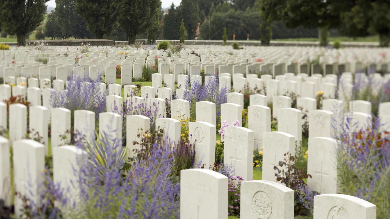 <p>Grabsteine von Commonwealth-Soldaten, die in der dritten Schlacht bei Ypern im Ersten Weltkrieg getötet wurden.</p>