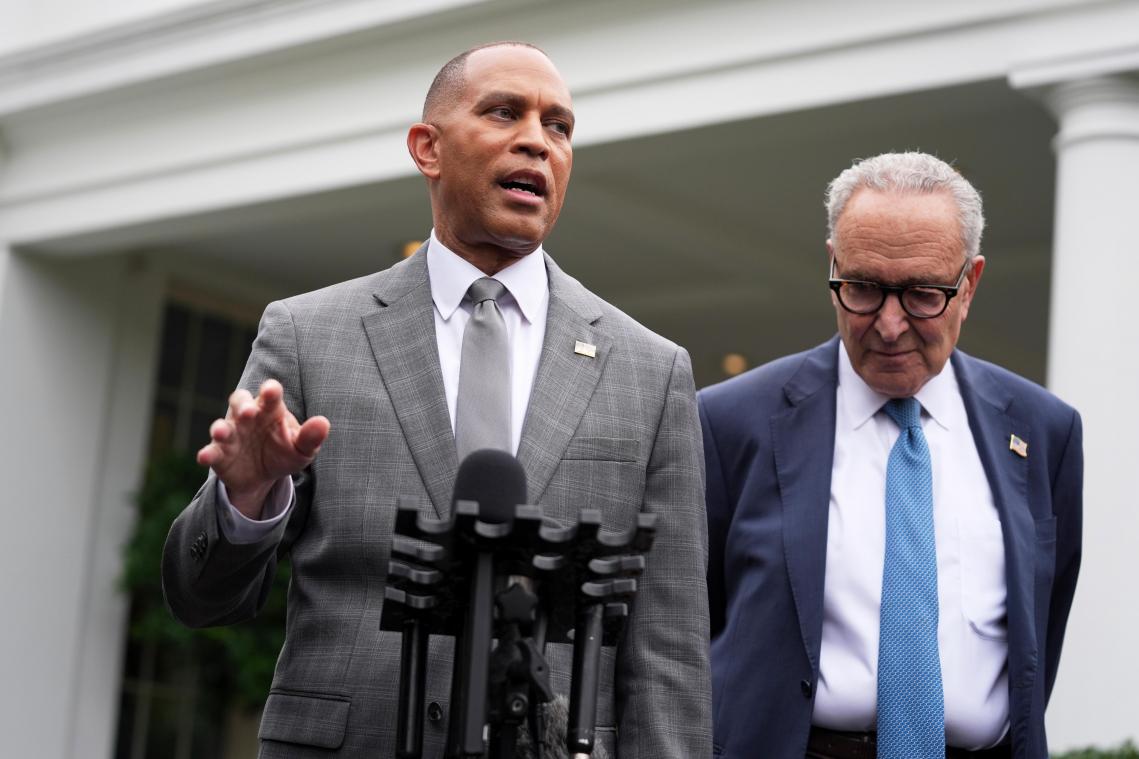 <p>Der Führer der Minderheit im Repräsentantenhaus, Hakeem Jeffries (links) und der Führer der Minderheit im Senat, Chuck Schumer, sprechen zu Medienvertretern vor dem Westflügel des Weißen Hauses.</p>