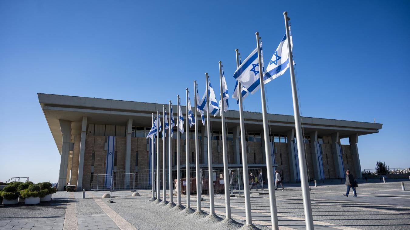 <p>Israelische Fahnen wehen vor der Knesset, dem Einkammerparlament des Staates Israel.</p>