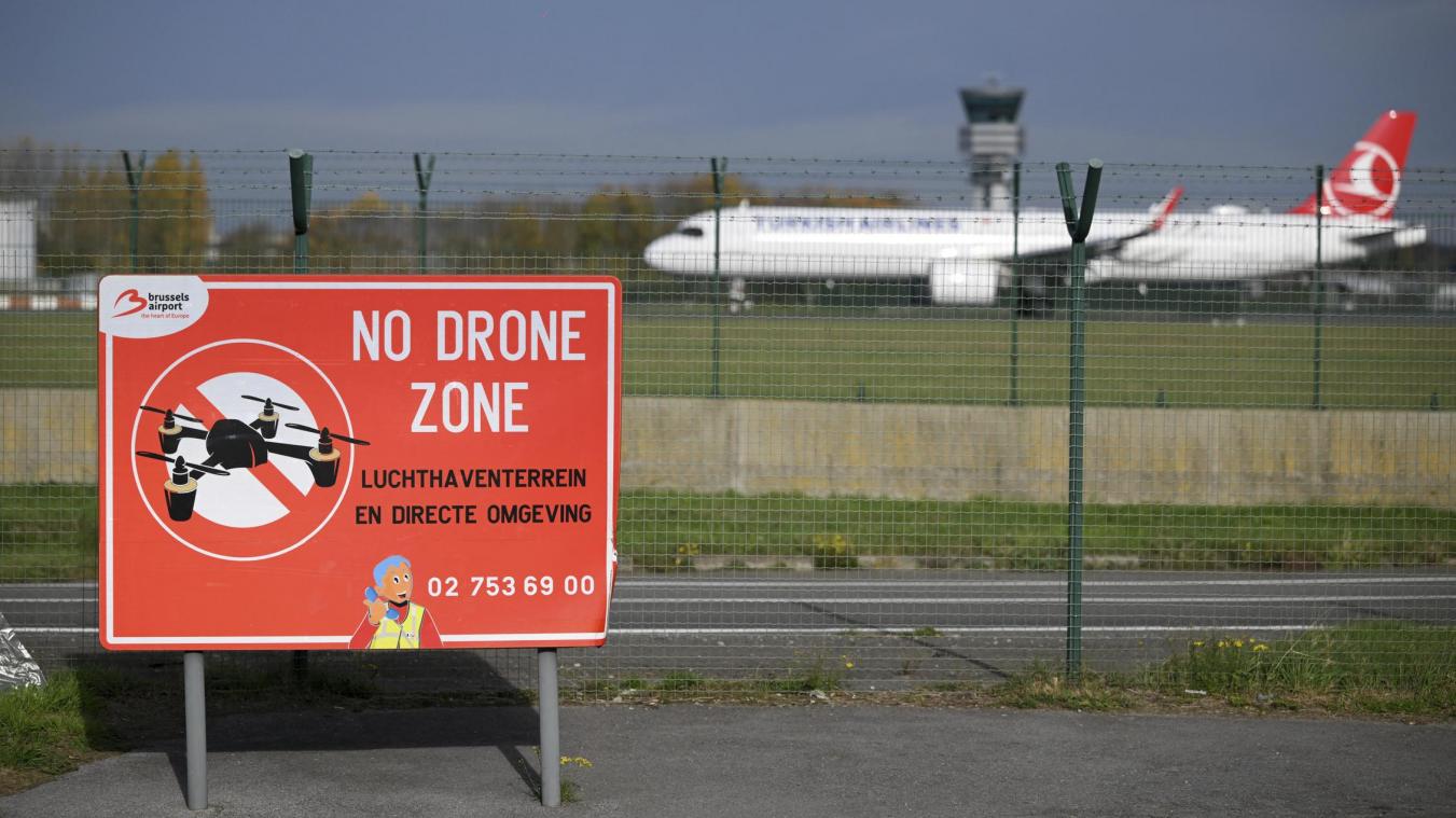 <p>Ein Schild mit der Aufschrift „No drone zone“ am Flughafen in Zaventem</p>