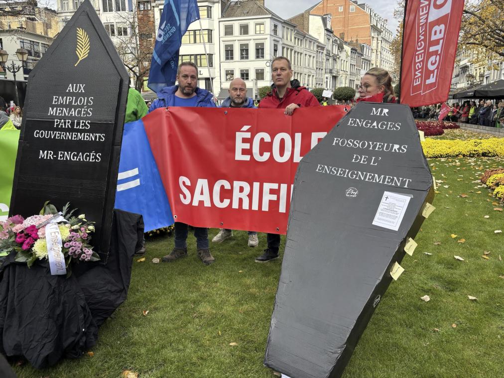 <p>Lehrkräfte demonstrieren am Montag in Lüttich im Rahmen des Streiktags im Unterrichtswesen der Französischen Gemeinschaft. Beim Protestzug wurden die Sparmaßnahmen symbolisch „begraben“.</p>