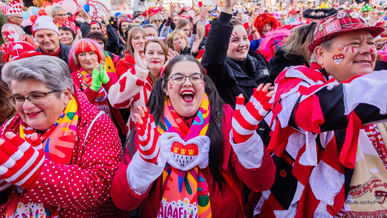 <p>Jecken feiern den Auftakt der Karnevalssession auf dem Kölner Heumarkt.</p>