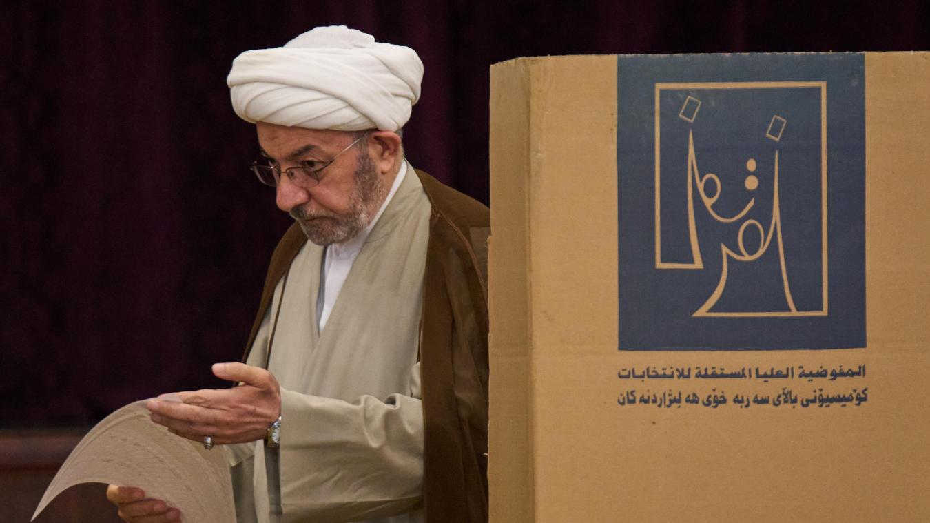 <p>Ein Mann gibt seine Stimme in einem Wahllokal bei den Parlamentswahlen ab. Inmitten anhaltender Spannungen und Umbrüchen in der arabischen Welt wählt der Irak am Dienstag ein neues Parlament.</p>