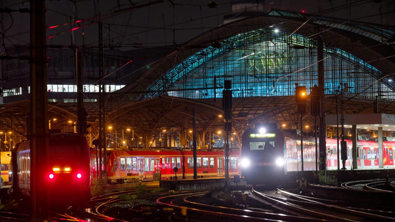 <p>Züge am Kölner Hauptbahnhof. Die Bahn nimmt ein neues Stellwerk in Betrieb und sperrt dafür ab dem 14. November den Bahnhof zehn Tage lang fast komplett.</p>
