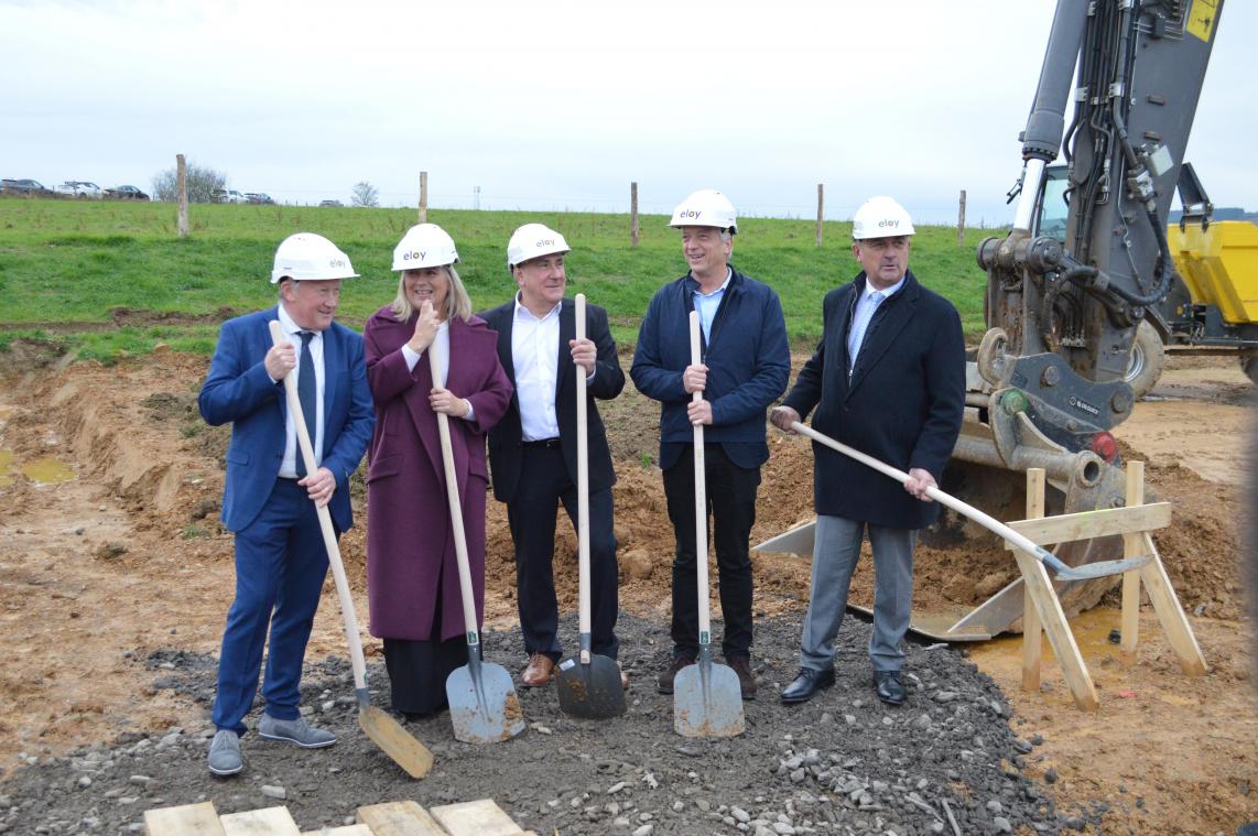 <p>Setzten den ersten Spatenstich für den Bau des neuen CMH-Stützpunkts (v.l.n.r.): André Samray (Bürgermeister Lierneux), Vanessa Matz (Föderalministerin), Philippe Miermans (CMH), Yves Coppieters (Regionalminister) und Willy Borsus (Präsident des wallonischen Parlaments).</p>