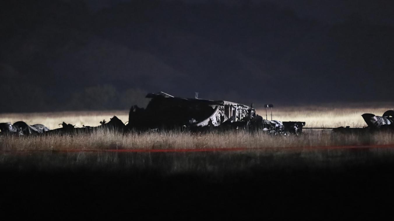<p>Trümmer sind an der Absturzstelle eines türkischen Militärfrachtflugzeugs in der georgischen Gemeinde Sighnaghi nahe der aserbaidschanischen Grenze zu sehen.</p>