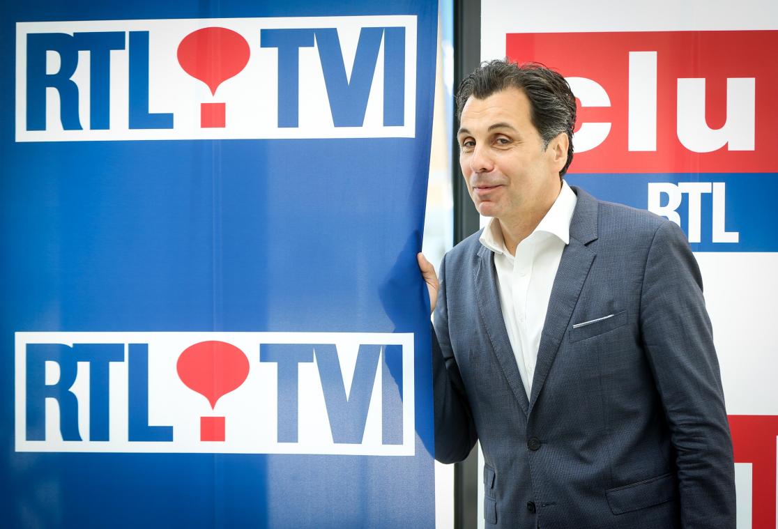 <p>Reporter Christophe Deborsu präsentiert das Magazin „Je vous dérange“.</p>
