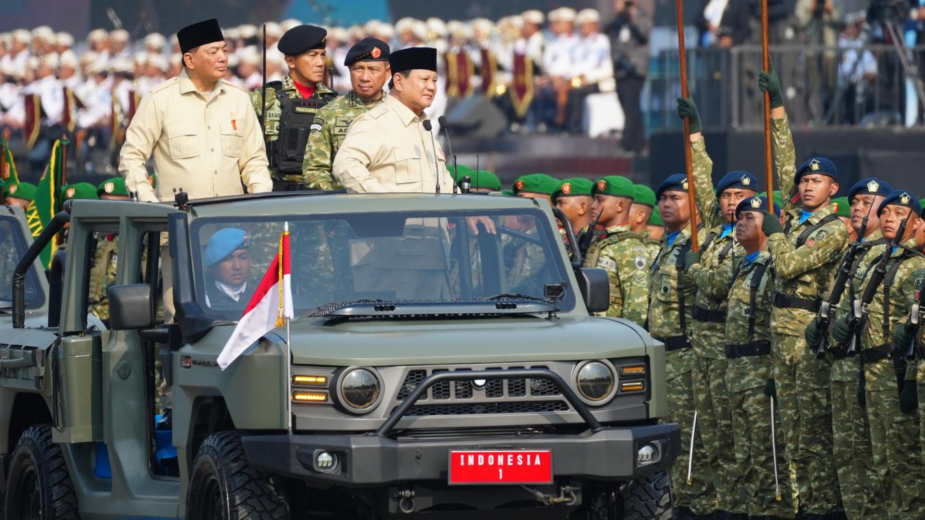 <p>Der indonesische Präsident Prabowo Subianto (r), begleitet von Verteidigungsminister Sjafrie Sjamsoeddin (l), und dem Chef der Streitkräfte, General Agus Subiyanto (2.v.r.).</p>
