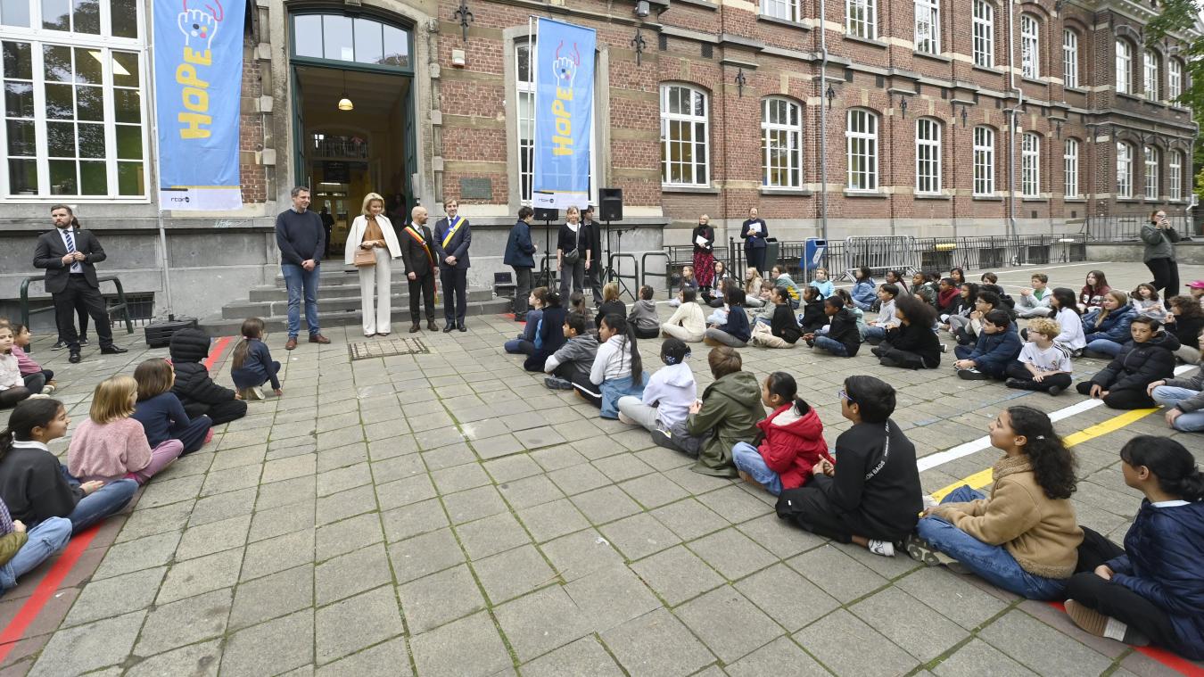<p>Auch Königin Mathilde unterstützte die HOPE-Kampagne: In Ixelles tauschte sie sich mit Kindern und Lehrkräften über Schulmobbing aus.</p>