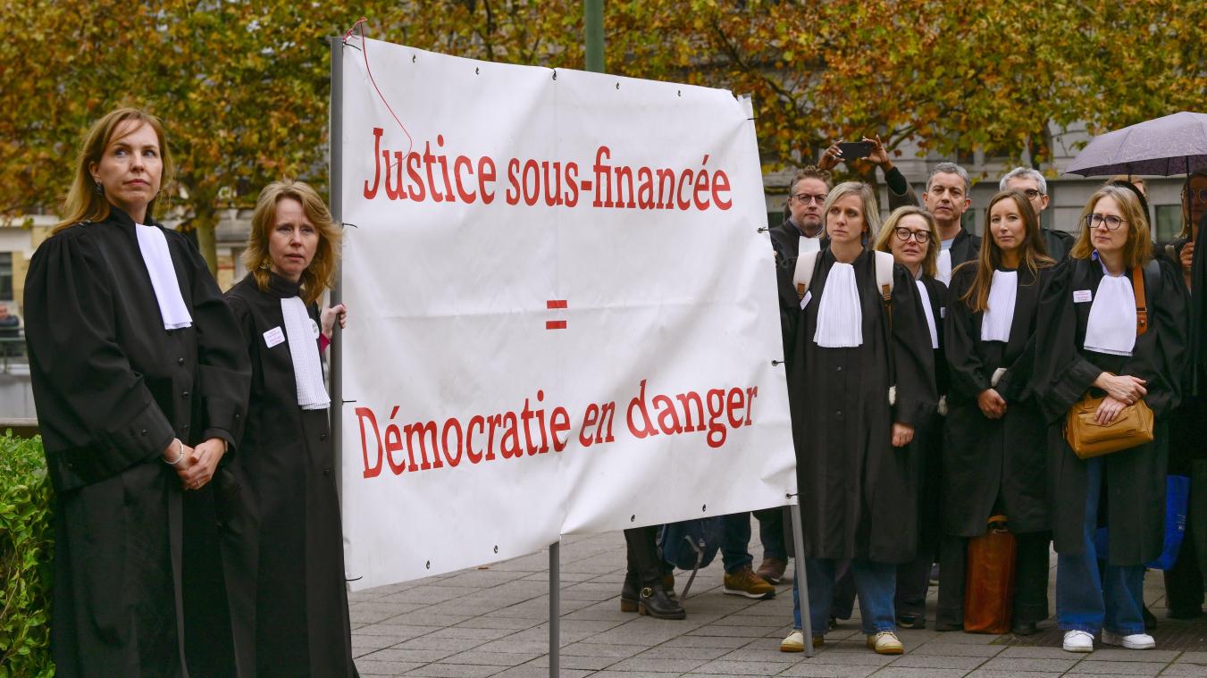 <p>Das Motto des Protests: „Unterfinanzierte Justiz = Gefahr für die Demokratie“</p>
