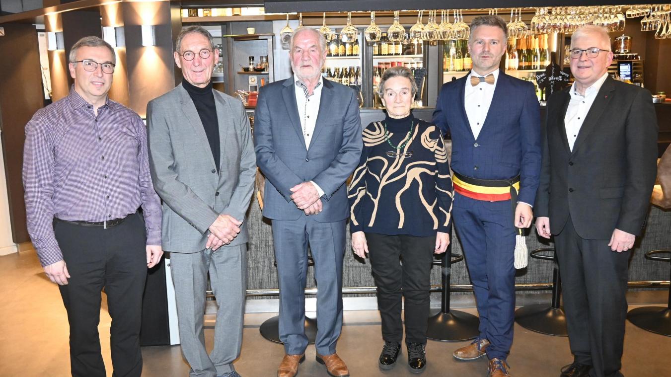 <p>Verleihung der Titel als Ehrenschöffe und Ehrengemeinderatsmitglied der Gemeinde Bütgenbach: v.l.n.r. erkennt man Elmar Heindrichs, Edgar Fink, Maurice Christen, Josefa Heck-Noel, Bürgermeister Daniel Franzen und Charles Servaty.</p>