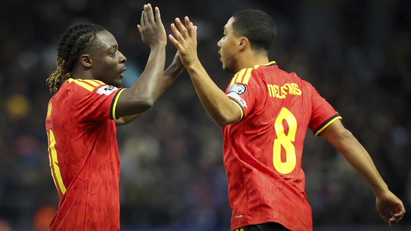 <p>Jérémy Doku (l.) mit Youri Tielemans. Der ManCity-Profi kritisierte die Leistung in Kasachstan deutlich.</p>