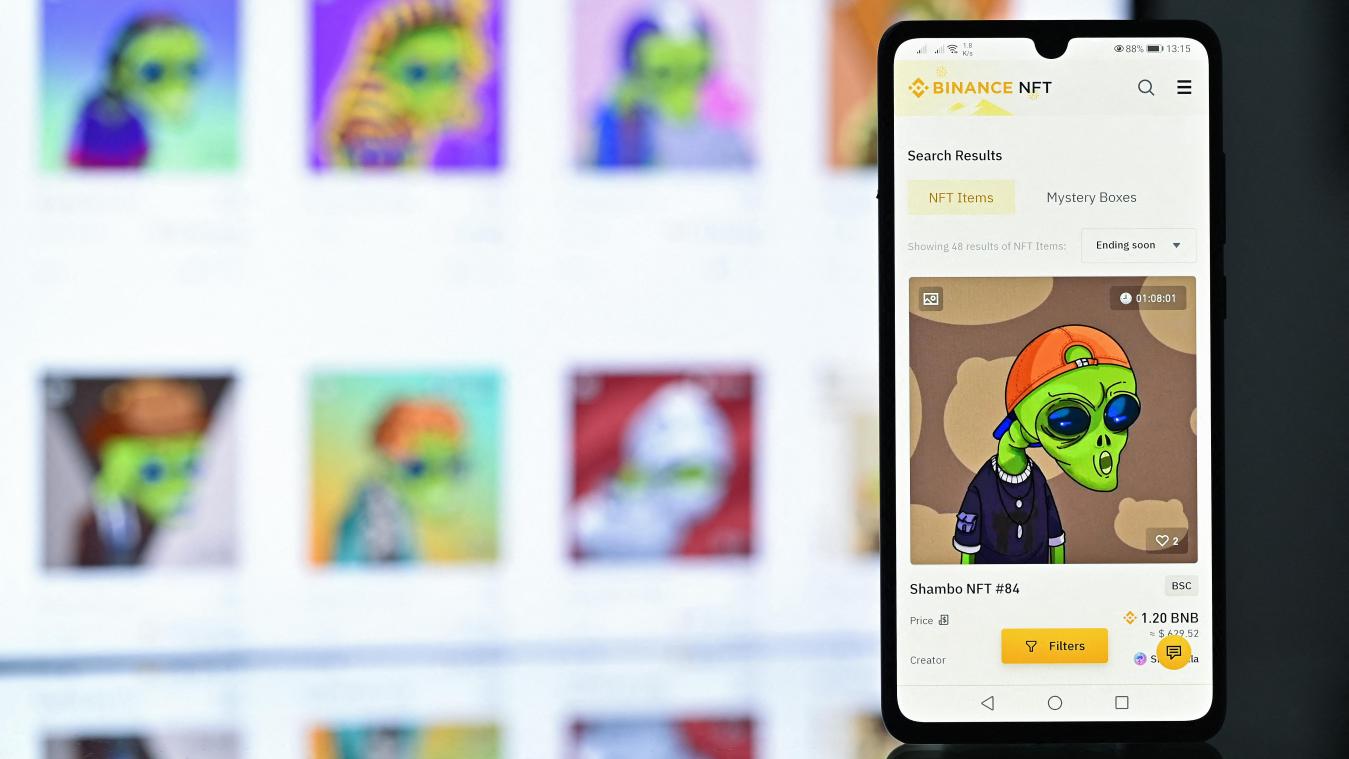 <p>Das Symbolbild zeigt ein NFT („Non-Fungible Token“) des digitalen Künstlers Zamblek („Shambo NFT #84“) auf dem NFT-Marktplatz von Binance, dargestellt auf einem Smartphone.</p>