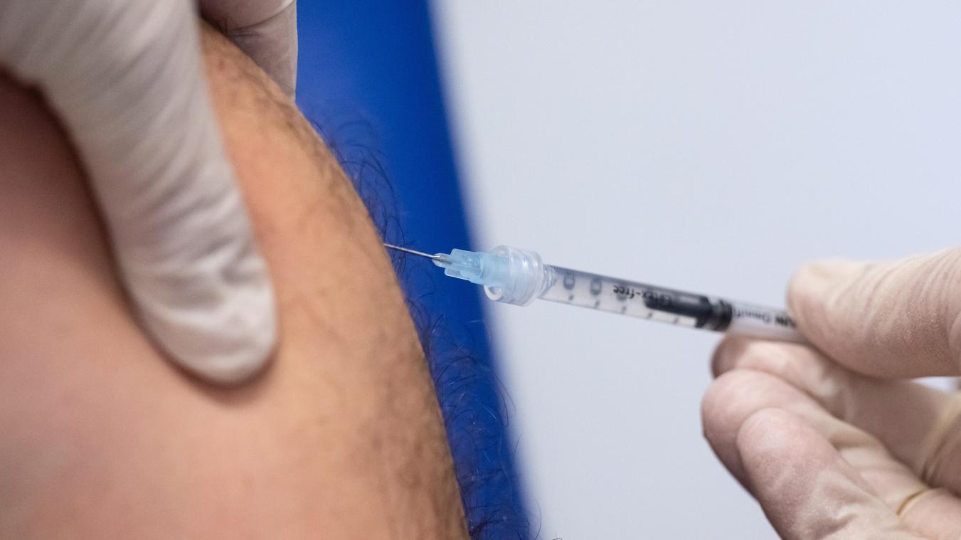 <p>Ein Mitarbeiter impft einen Mann mit dem Impfstoff von Bavarian Nordic (Imvanex/Jynneos) gegen Mpox.</p>