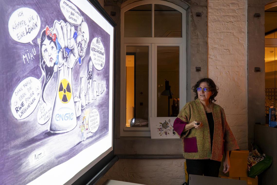 <p>Annette Müllender bei der Präsentation ihrer Karikaturen.</p>