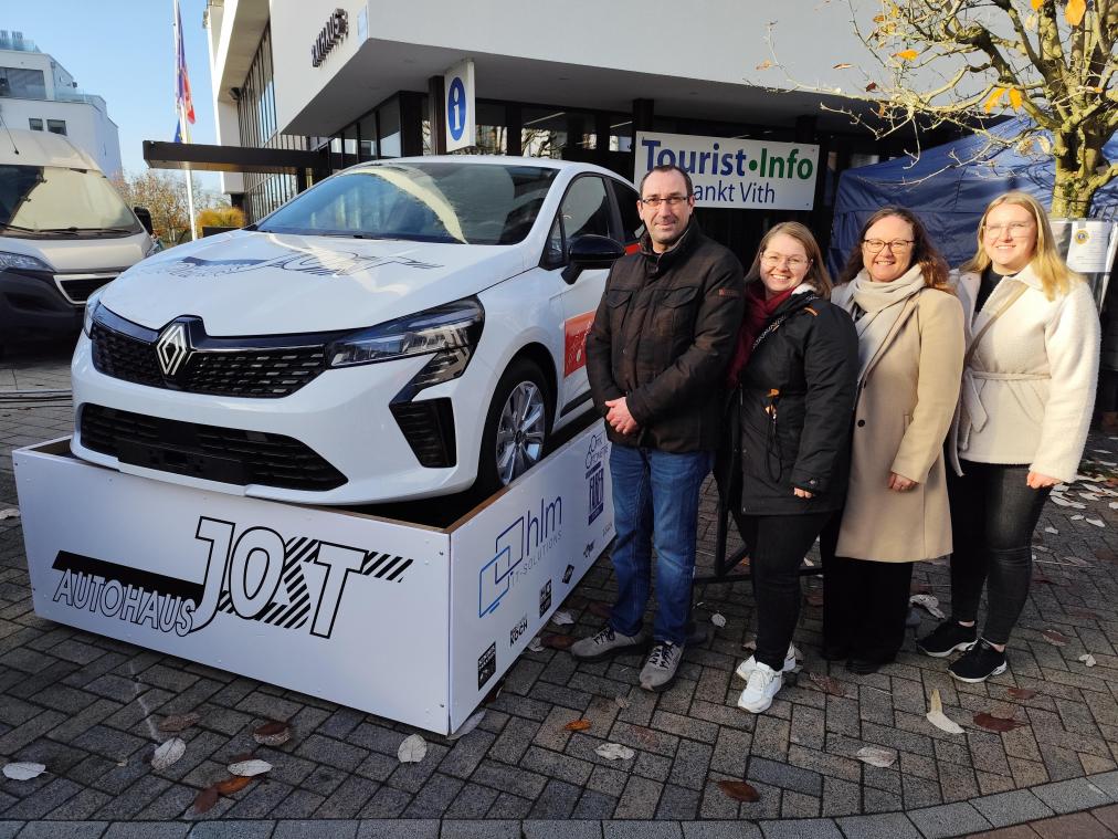 <p>Präsentierten den Hauptgewinn der Weihnachtsverlosung der FG St.Vith (v.l.n.r.): David Kesseler, Vanessa Rauw, Mireille Jates und Laura Halmes.</p>