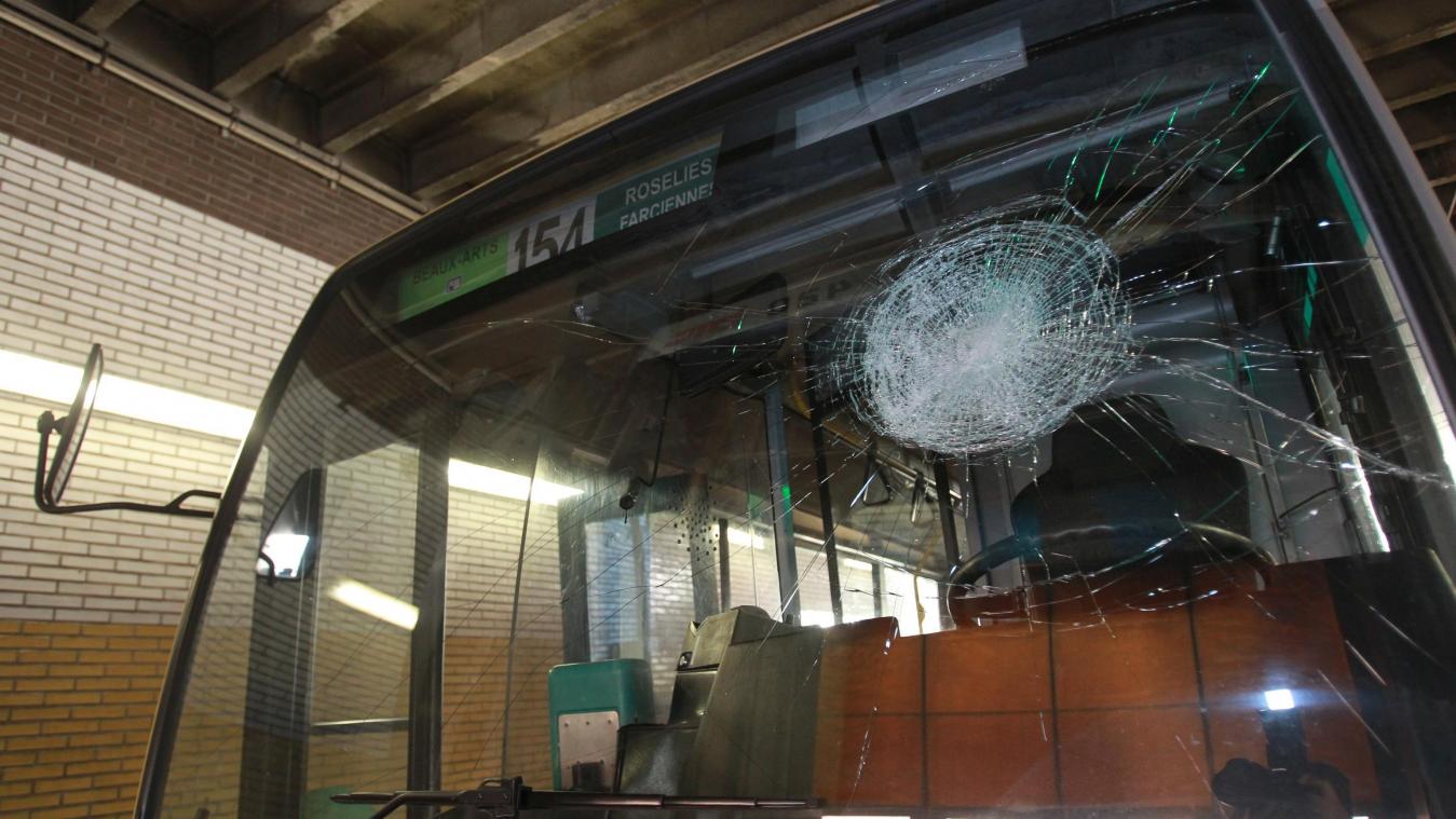 <p>Gewaltsam beschädigter TEC-Bus</p>
