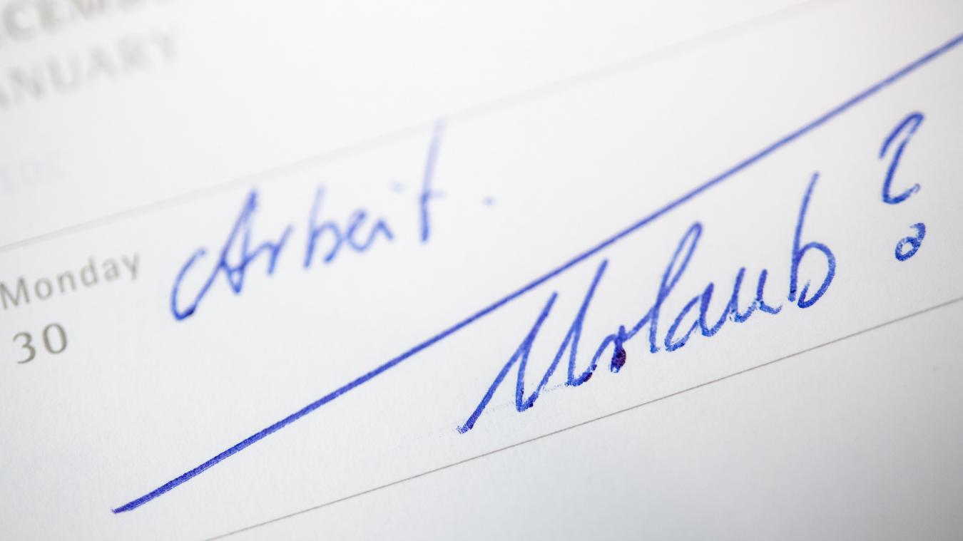 <p>Laut einer Umfrage beenden mehr als 40 Prozent der Beschäftigten das Jahr mit ungenutzten Urlaubstagen – oft aus Vorsicht oder wegen Arbeitsdruck.</p>