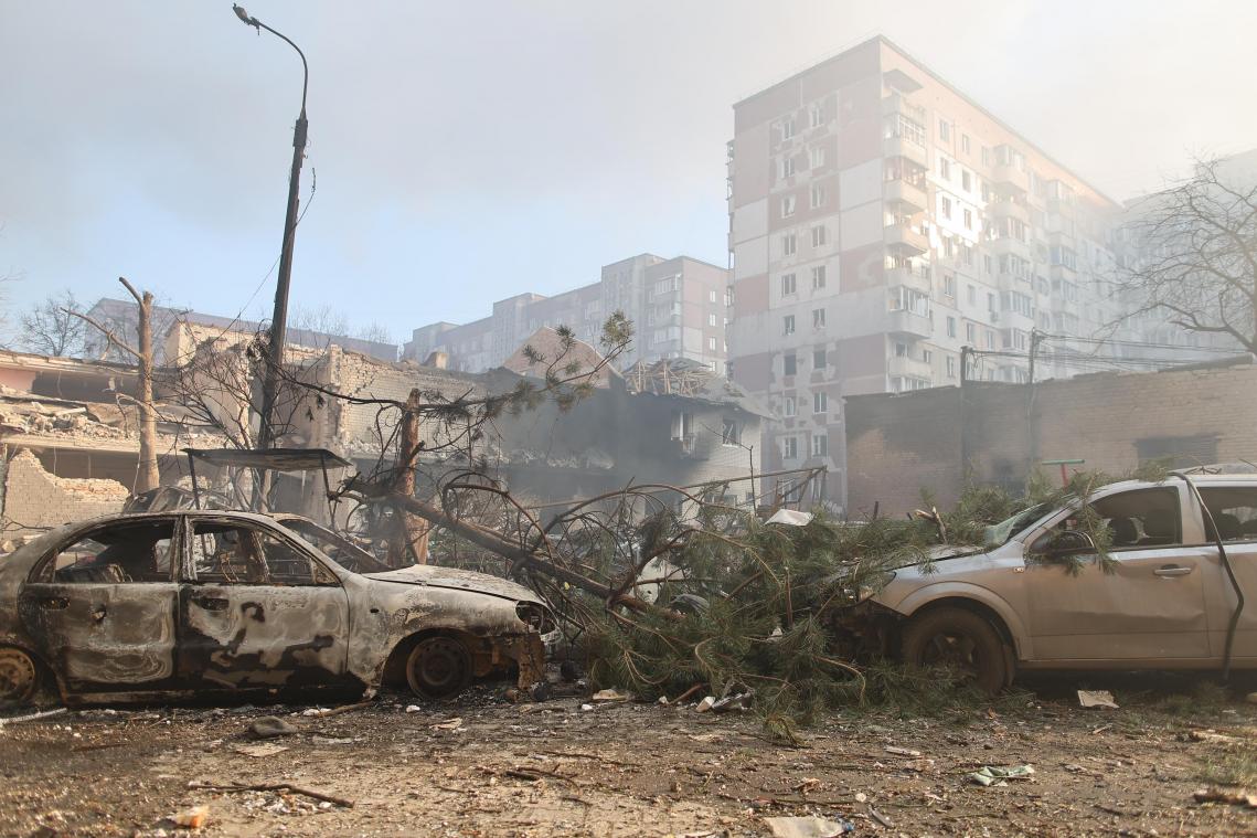 <p>Verbrannte Autos sind vor einem Wohnhaus zu sehen, das bei einem russischen Angriff auf die ukrainische Stadt Ternopil schwer beschädigt wurde.</p>