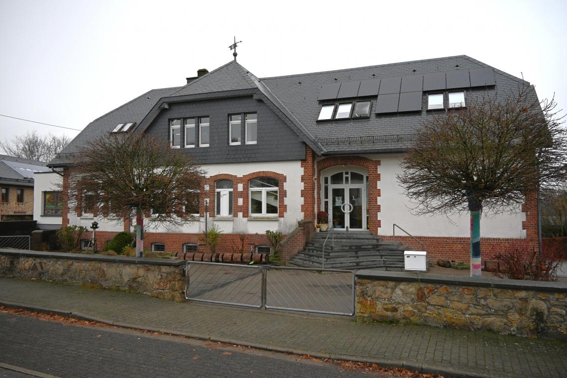 <p>Die Schule Born wird trockengelegt. Hierfür muss auch die Eingangstreppe neugebaut werden.</p>