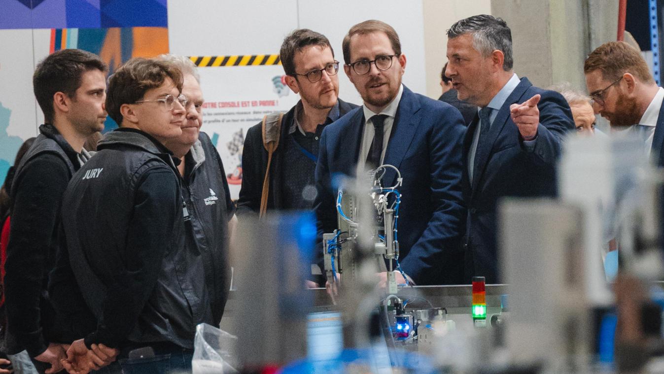 <p>Minister Franssen und EU-Abgeordneter Arimont trafen ostbelgische Teilnehmende und tauschten sich mit Fachleuten über die Bedeutung der Berufsbildung für die Zukunft der Region aus.</p>