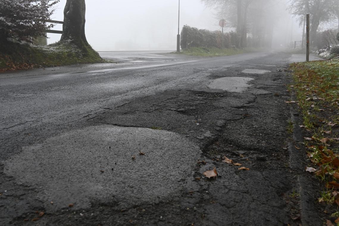 <p>Das leidige Thema Straßenunterhalt in der Gemeinde Bütgenbach: Aus den Reihen der Einheitsliste Zukunft im Blick gab es im Gemeinderat Kritik, dass die zusätzlichen Mittel für dringende Instandsetzungsarbeiten dieses Jahr nicht abgerufen wurden.</p>